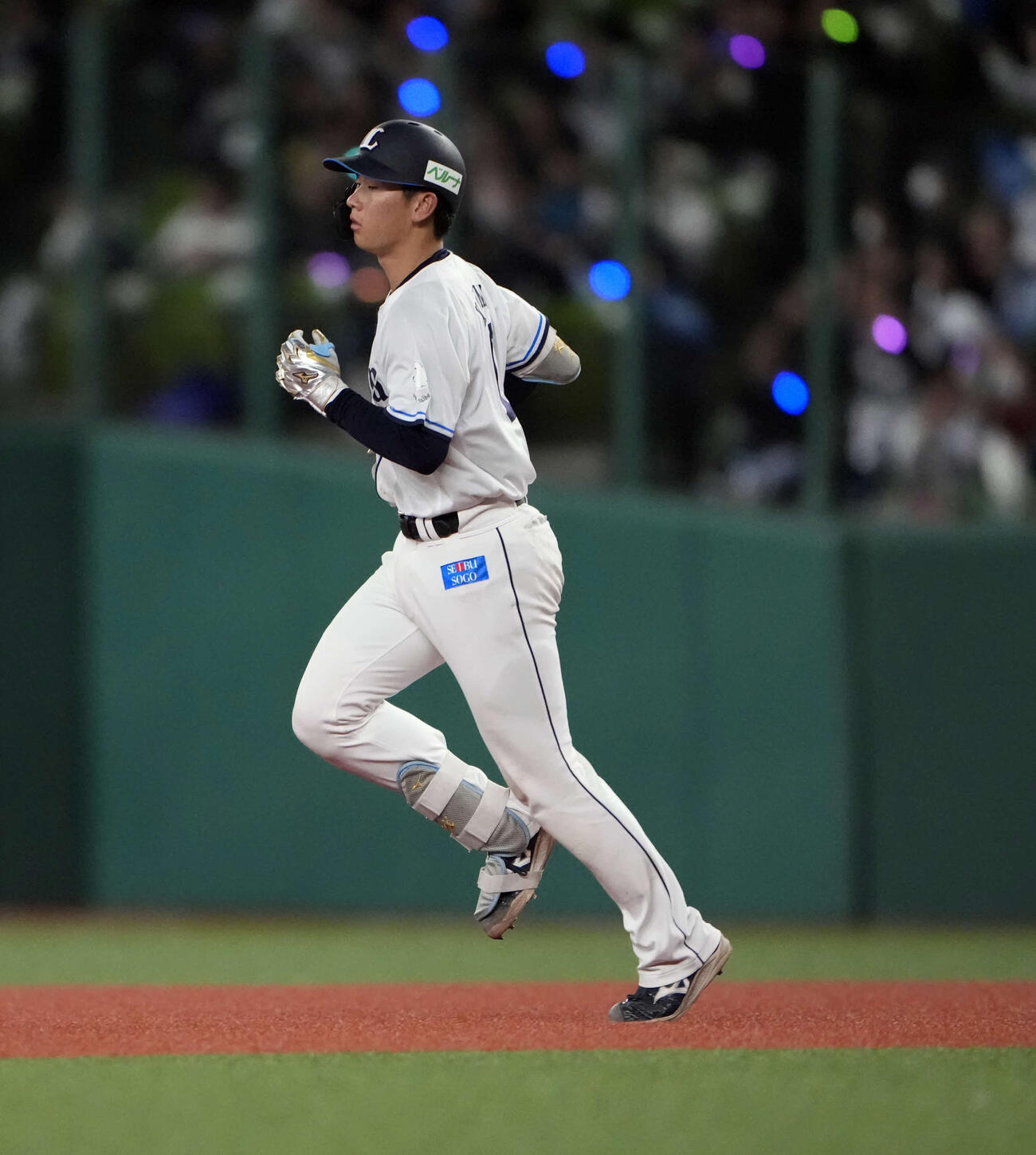 西武対オリックス　4回裏西武無死一塁、2点本塁打を放つ小島（撮影・小島史椰）