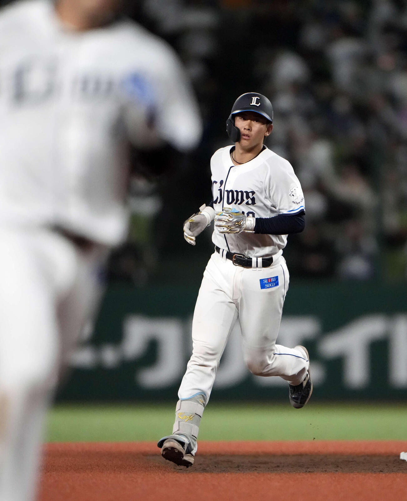 西武対オリックス　4回裏西武無死一塁、2点本塁打を放つ小島（撮影・小島史椰）