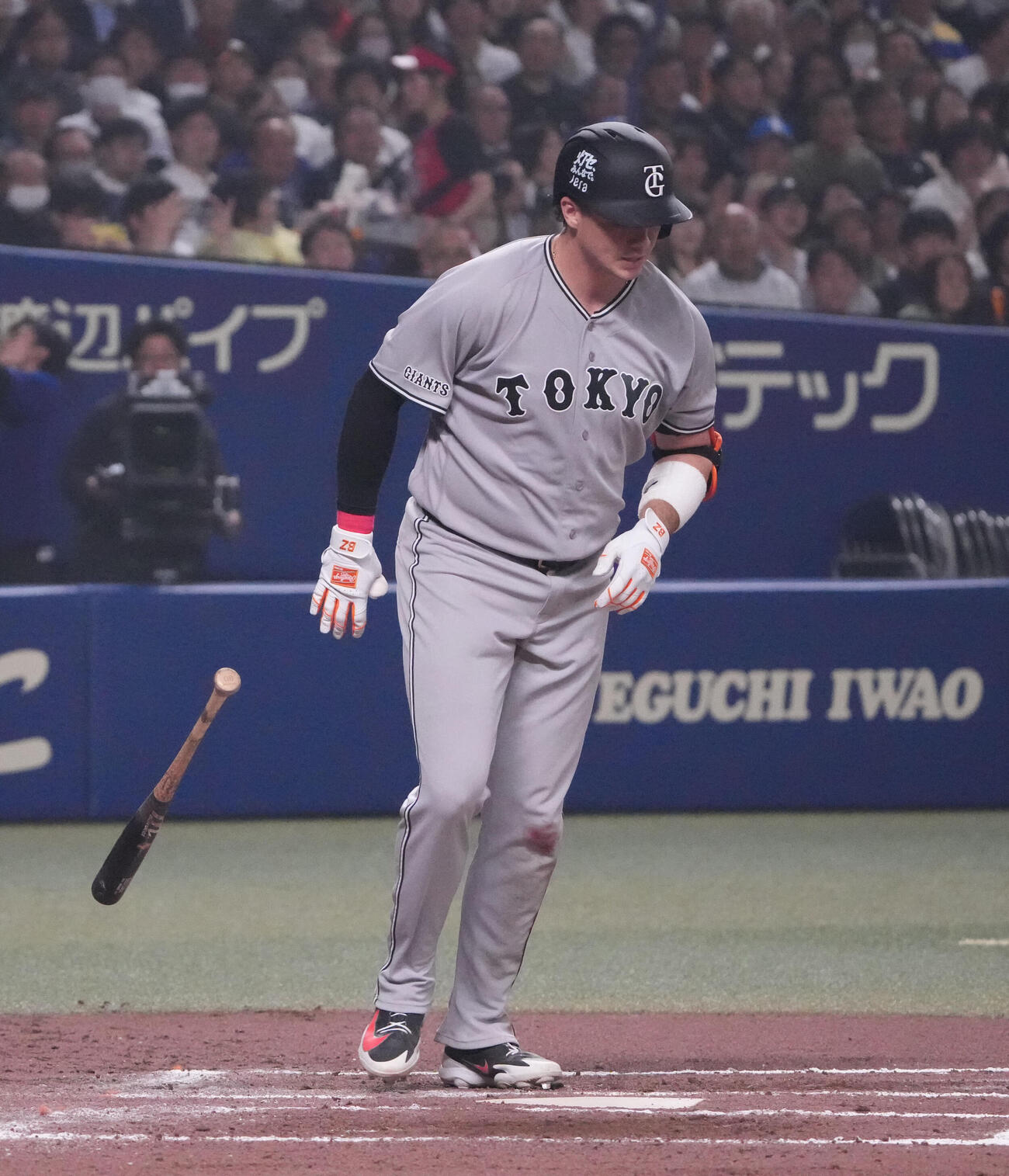 中日対巨人　6回表巨人2死満塁、押し出し四球を選ぶダルビック（撮影・森本幸一）