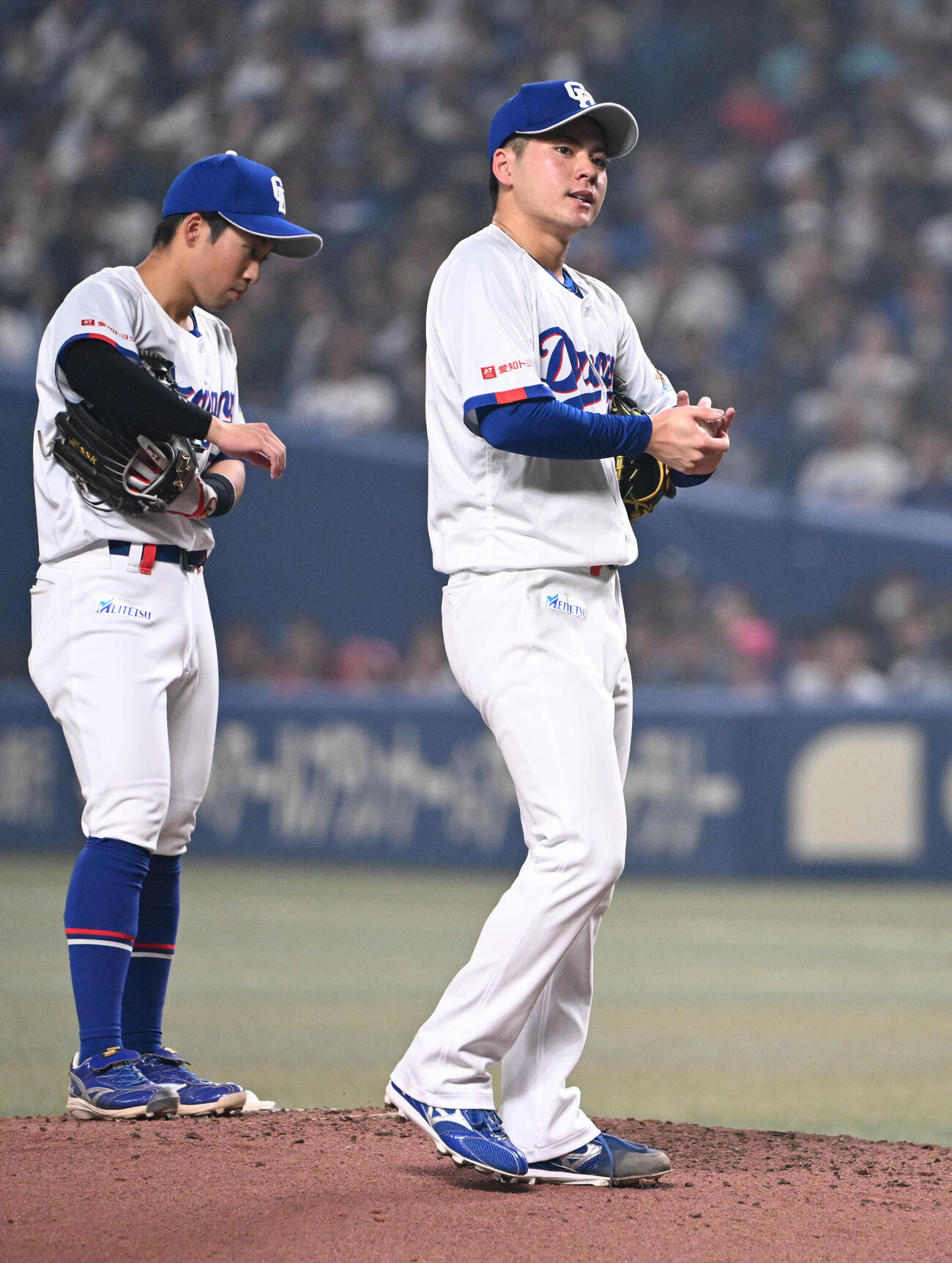 中日対巨人　6回表巨人2死一、三塁、松本に適時打を浴び失点した金丸（撮影・和賀正仁）