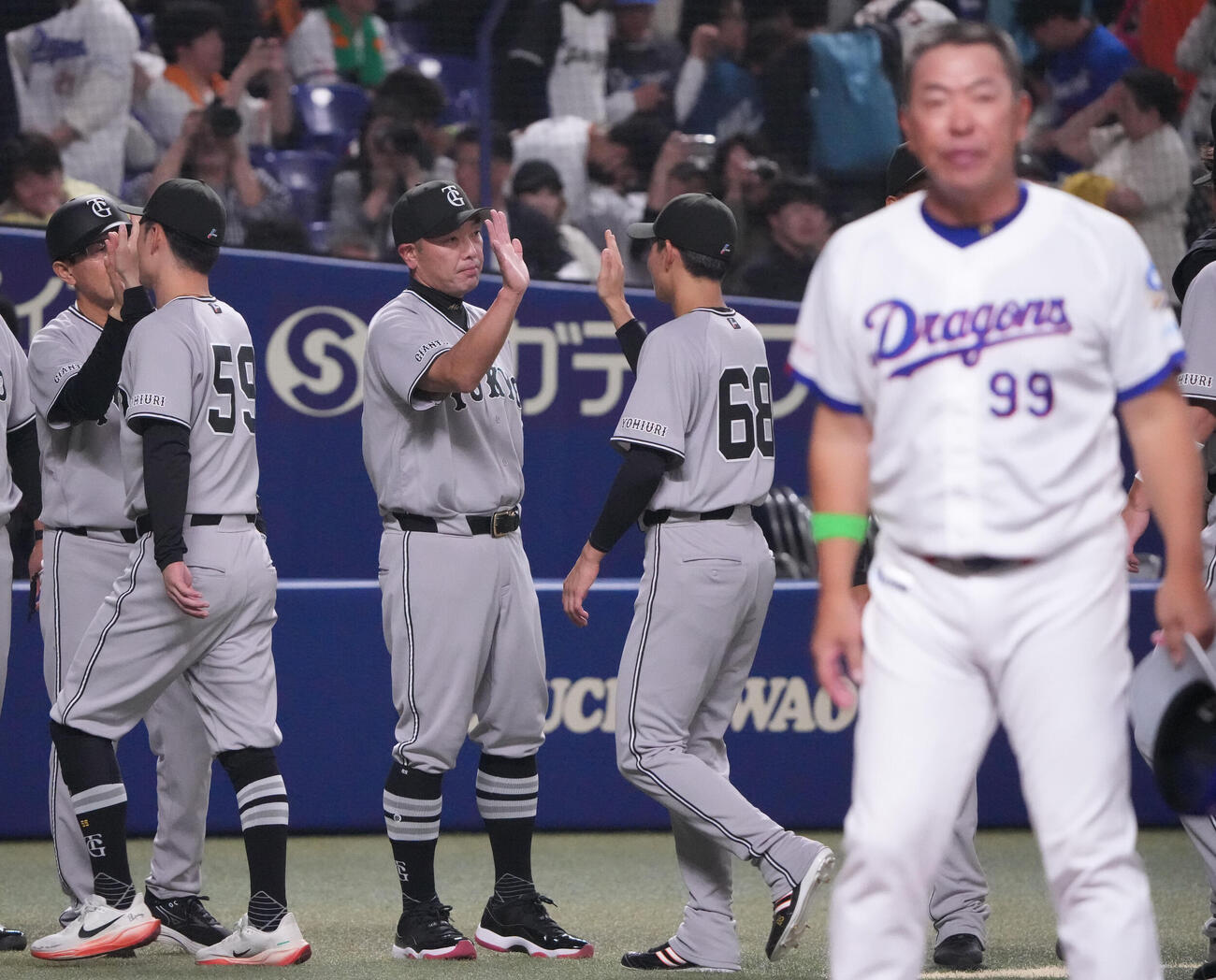 中日対巨人　試合終了、中日に勝利し阿部監督（左から3人目）はナインを迎える（撮影・森本幸一）