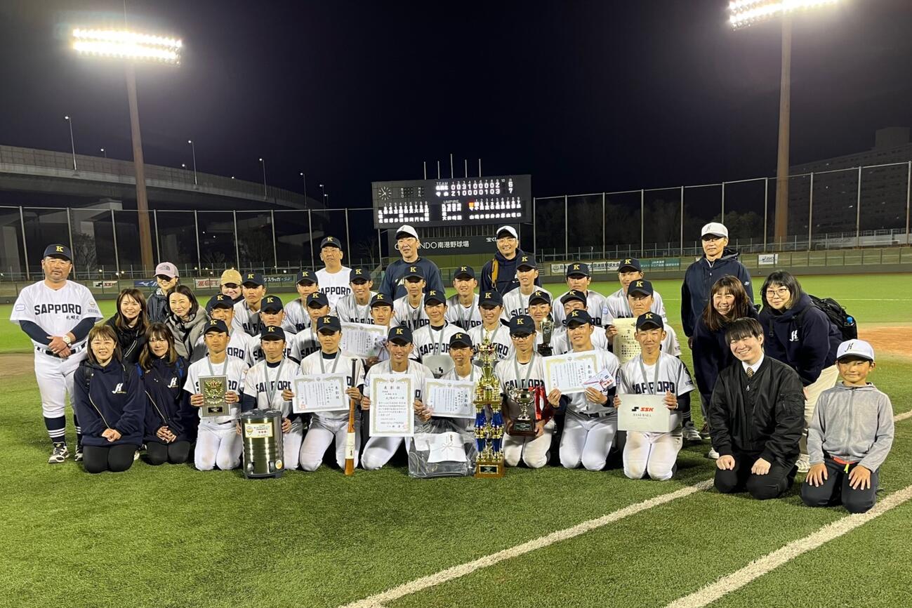 準優勝の札幌北ナインと関係者（撮影・久我悟）