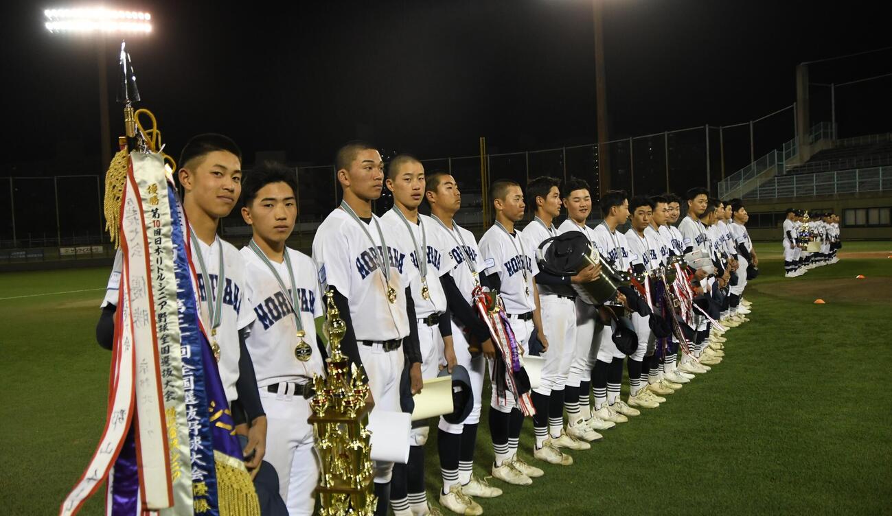 優勝旗やカップを手にした守山ナイン（撮影・久我悟）