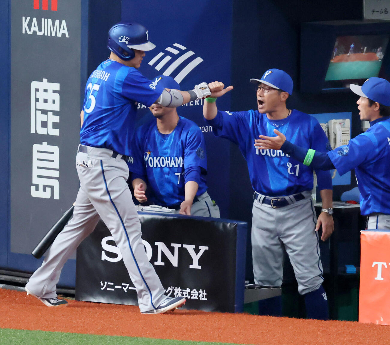 阪神対DeNA 6回表DeNA無死、相川監督は右越えソロ本塁打を放った筒香（左）をベンチで迎える（撮影・加藤哉）