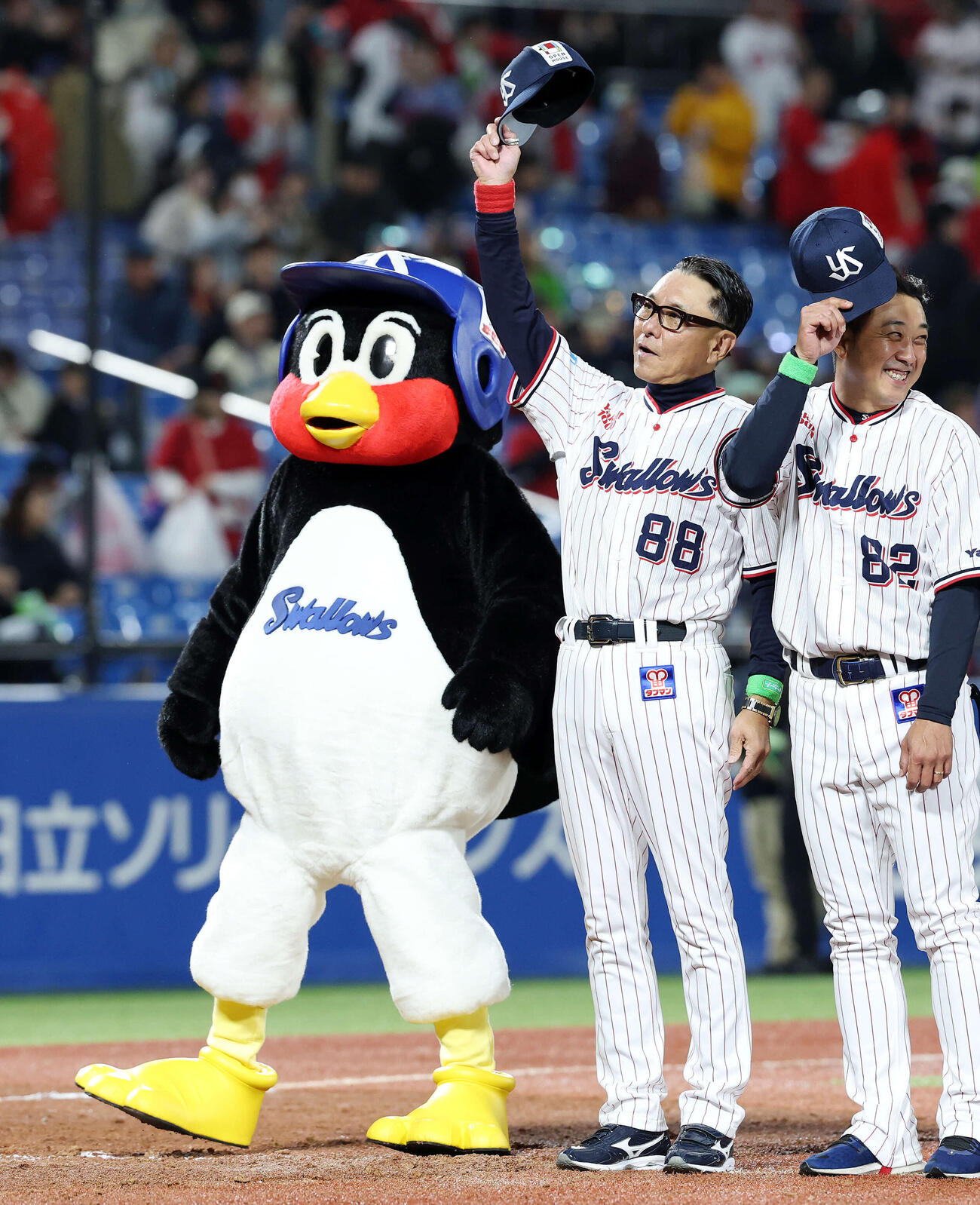 ヤクルト対広島　勝利しファンにあいさつするつば九郎（左）とヤクルト池山監督（撮影・鈴木正人）　