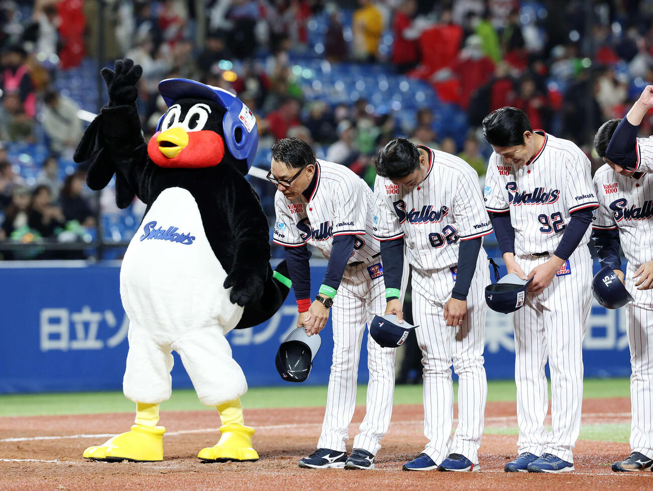 ヤクルト対広島　勝利しファンにあいさつするつば九郎（左）（撮影・鈴木正人）　