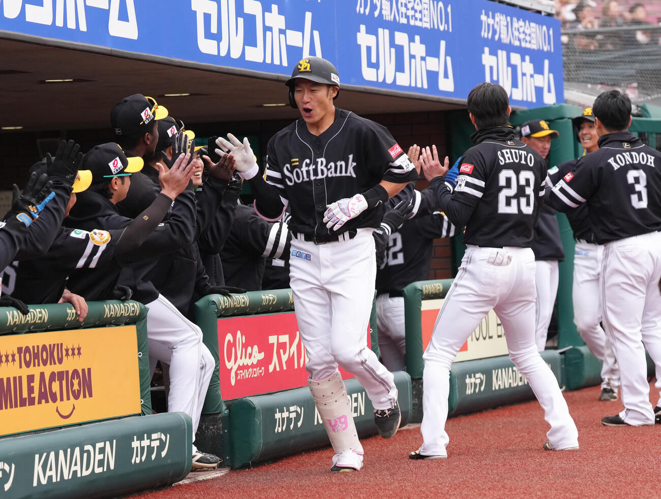 楽天対ソフトバンク　3回表ソフトバンク1死一塁、柳田は右越え2点本塁打を放ちタッチを交わす（撮影・足立雅史）