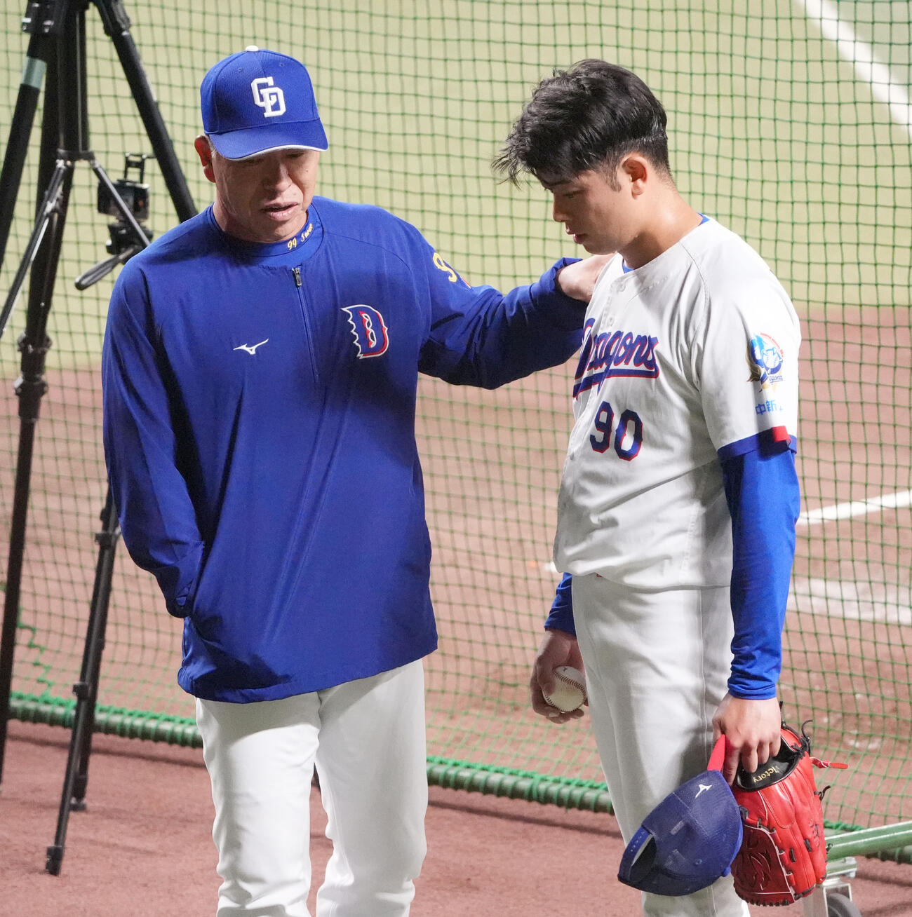 中日対巨人　試合前、井上監督（左）はシート打撃に登板した松山と言葉を交わす（撮影・森本幸一）