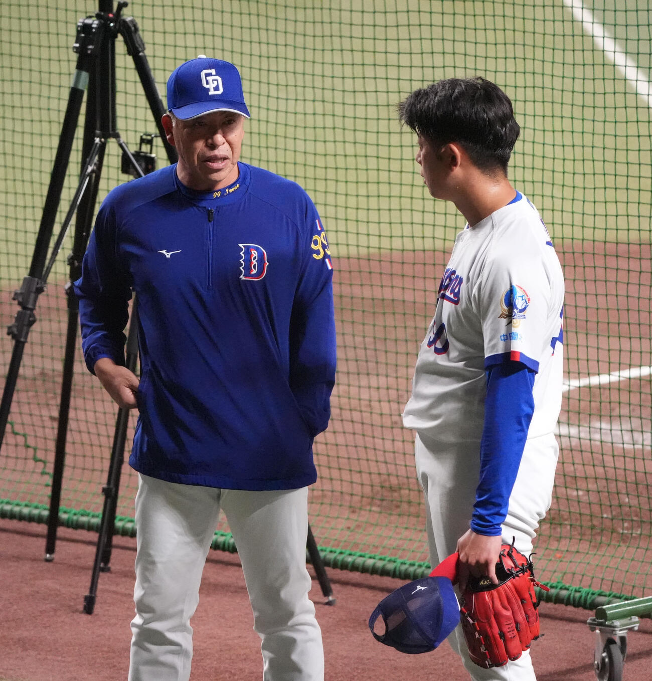 中日対巨人　試合前、井上監督（左）はシート打撃に登板した松山と言葉を交わす（撮影・森本幸一）