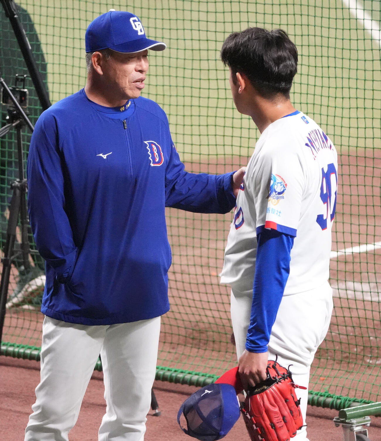 中日対巨人　試合前、井上監督（左）はシート打撃に登板した松山と言葉を交わす（撮影・森本幸一）