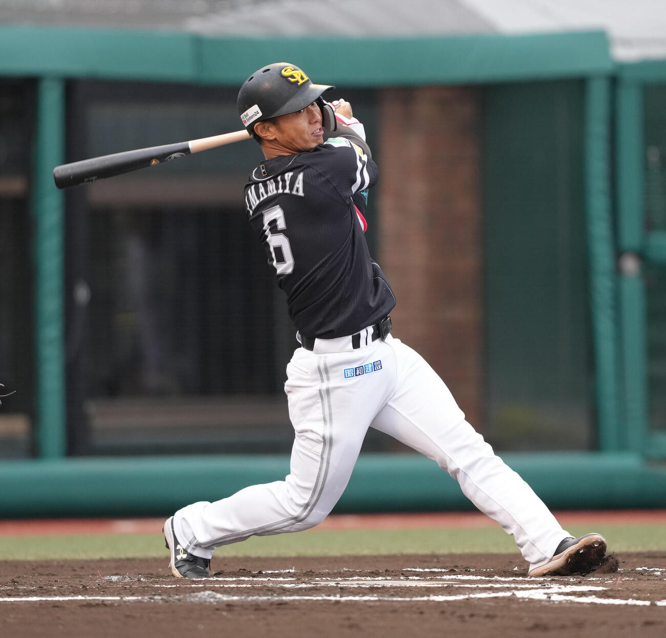 楽天対ソフトバンク　6回表ソフトバンク1死二、三塁、今宮は右前2点適時打を放つ（撮影・足立雅史）