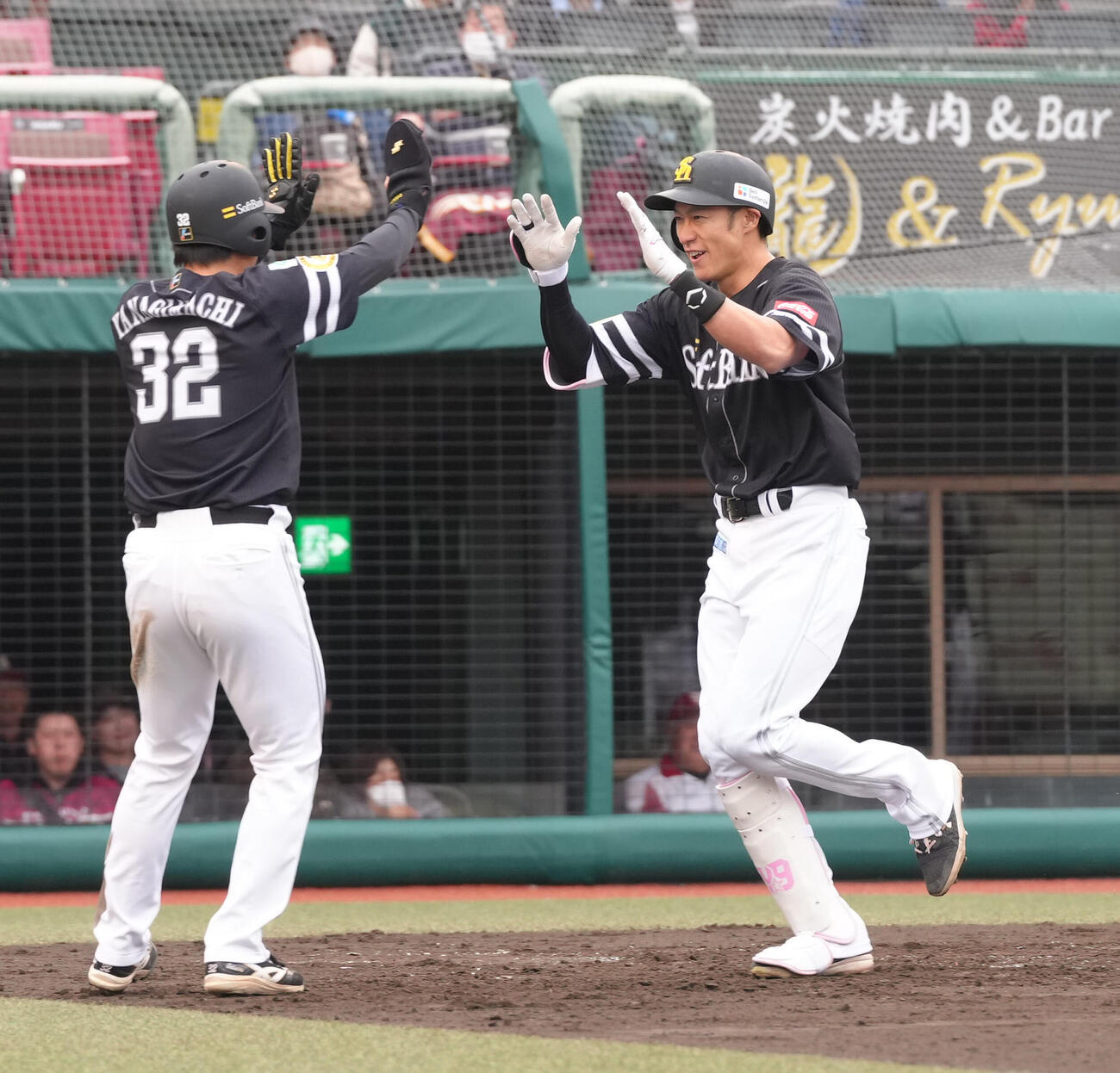 楽天対ソフトバンク　3回表ソフトバンク1死一塁、柳田は右越え2点本塁打を放つ（撮影・足立雅史）