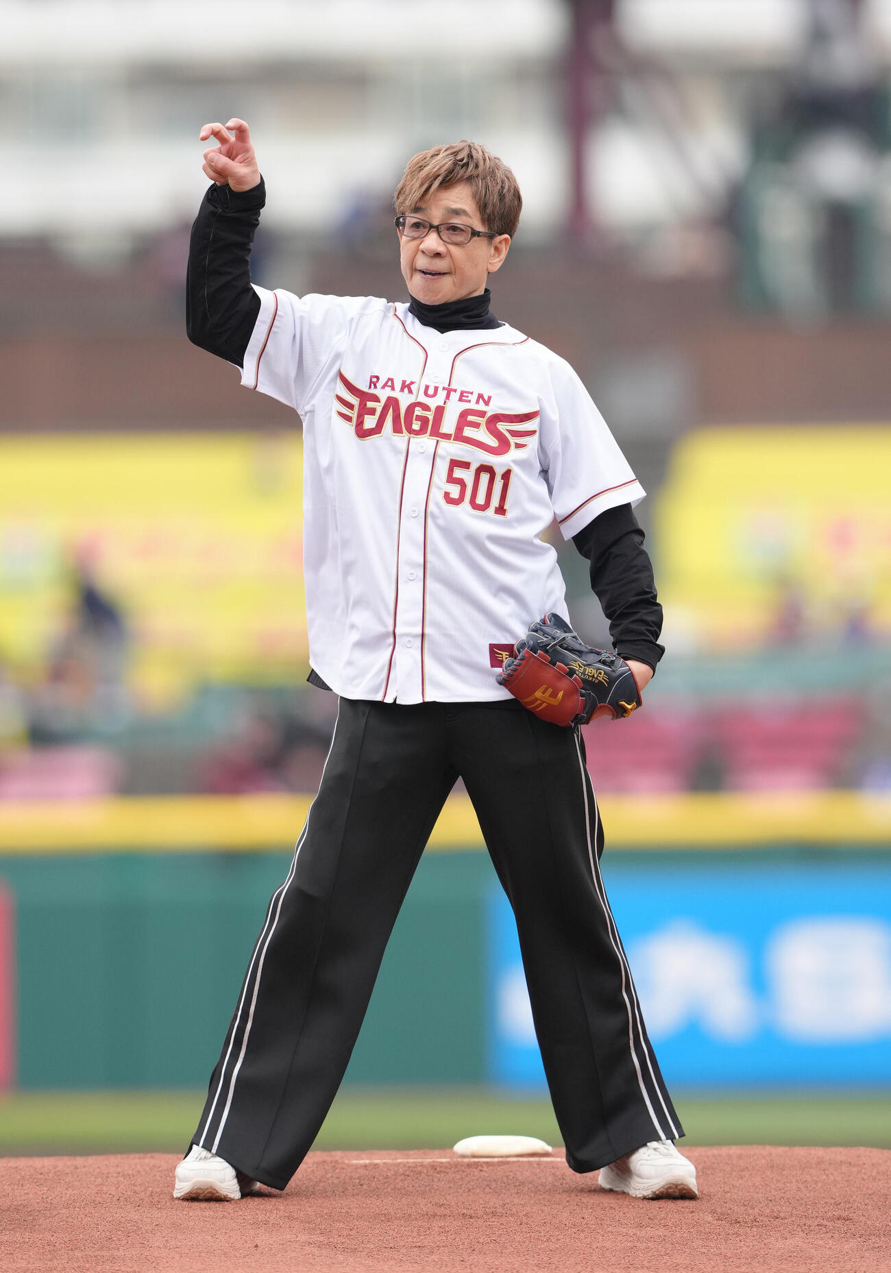 楽天対ソフトバンク　始球式を終え、ポーズを決める山寺宏一（撮影・足立雅史）
