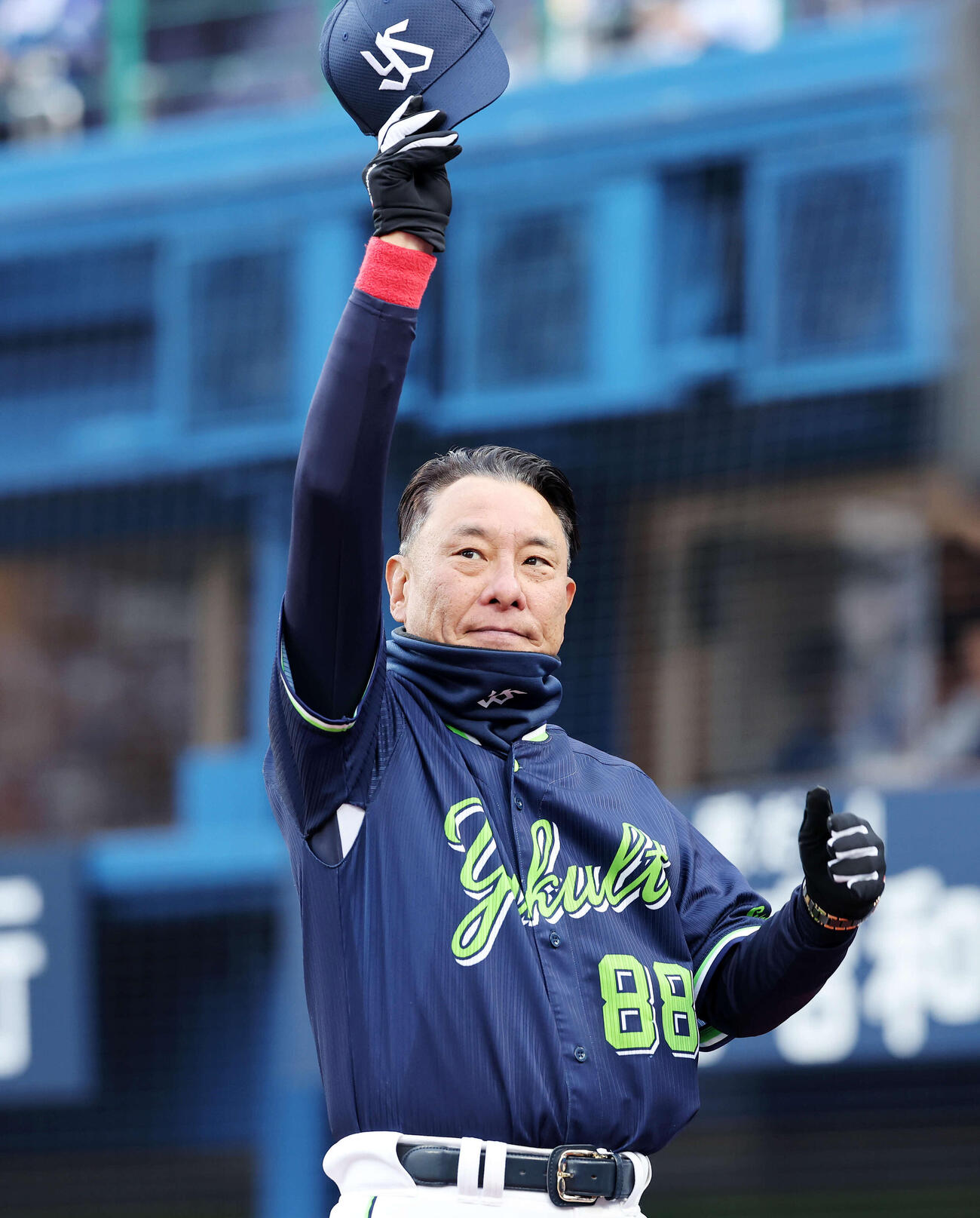 DeNA対ヤクルト　勝利しファンに手を振るヤクルト池山監督（2026年3月29日撮影）　