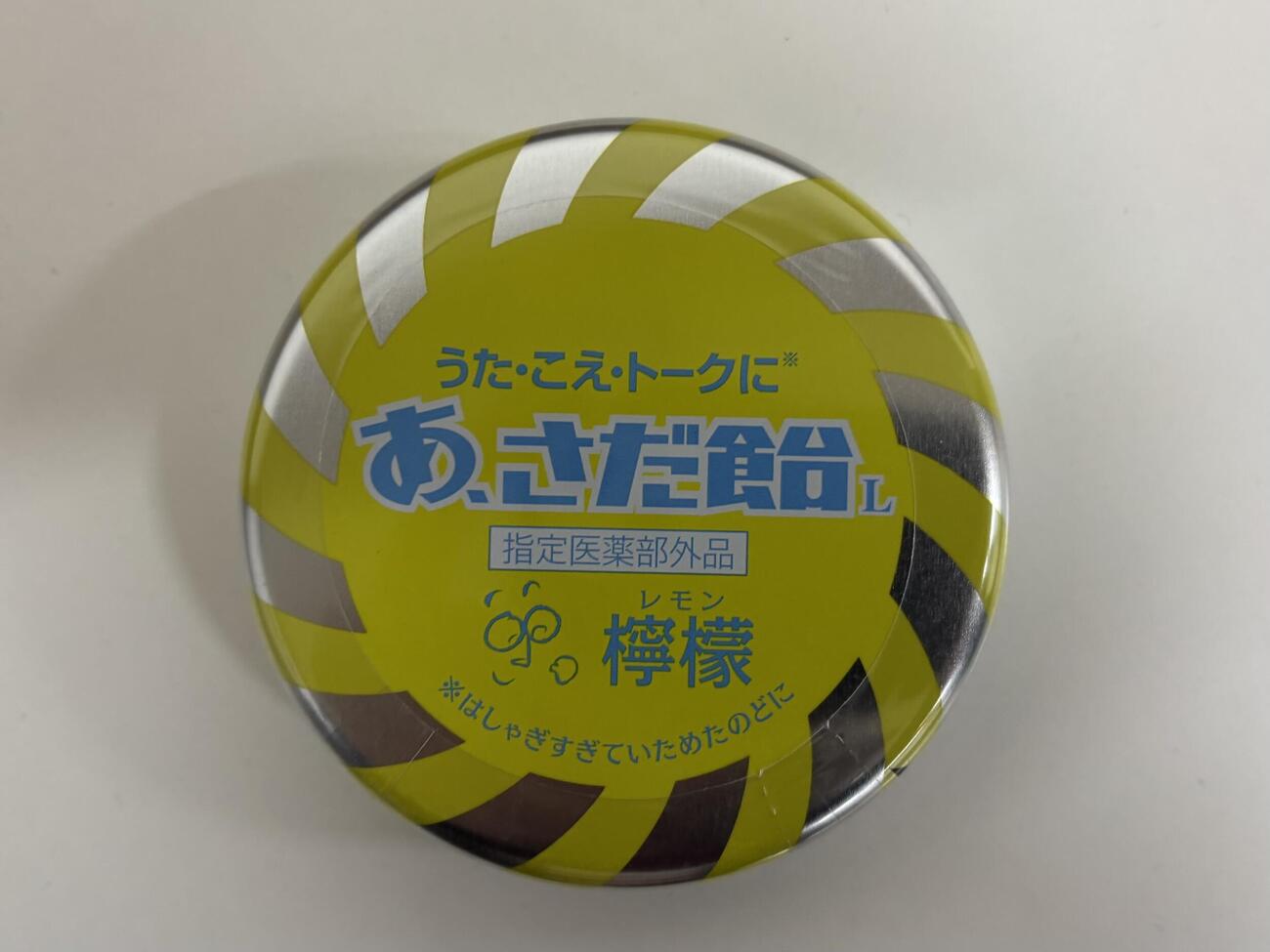 さだまさしからヤクルト池山監督におくられた「あ、さだ飴」（撮影・塚本光）