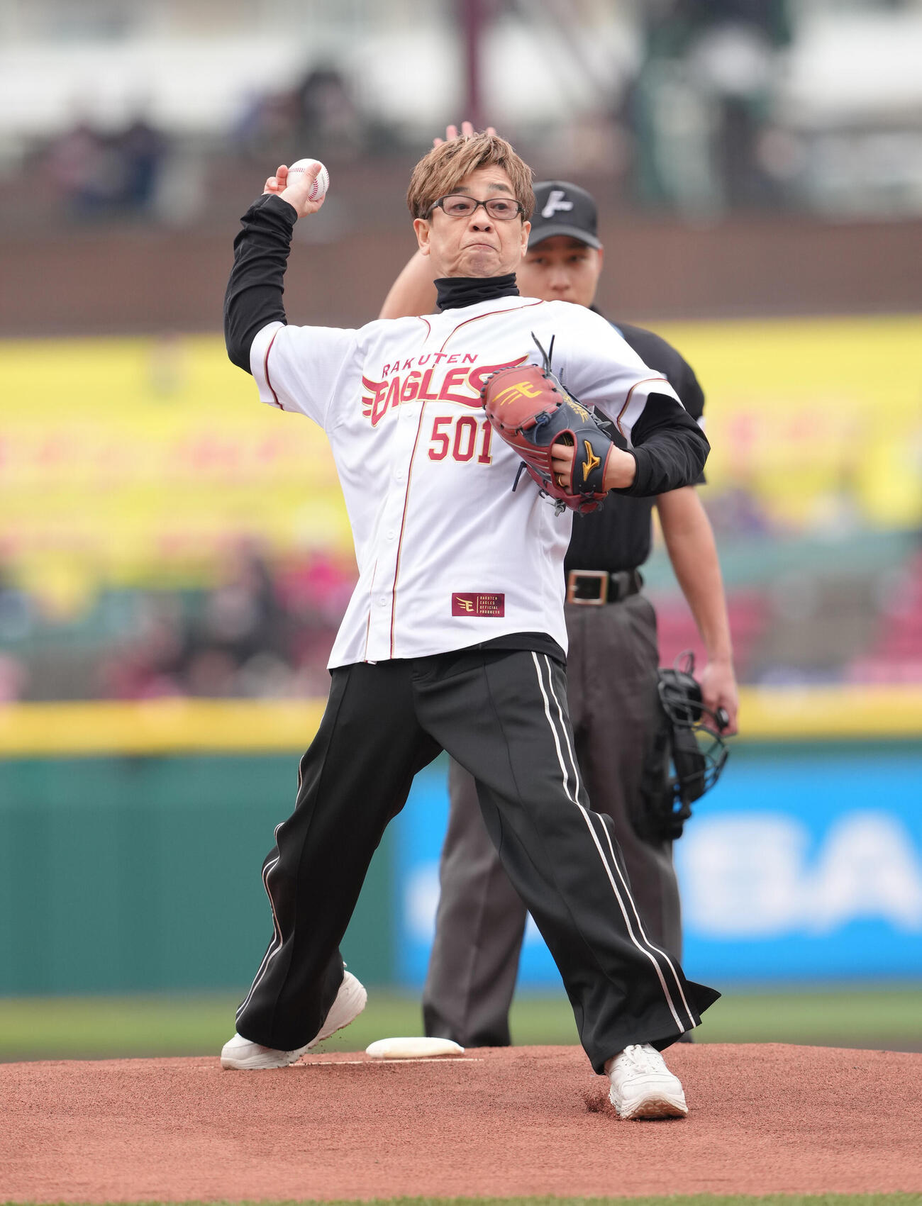 楽天対ソフトバンク　始球式を務めた山寺宏一（撮影・足立雅史）
