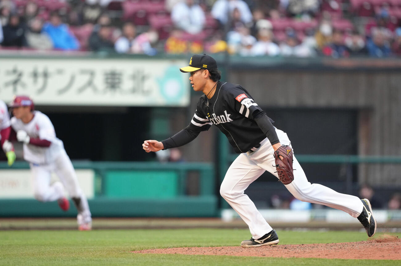 楽天対ソフトバンク　9回裏楽天2死三塁、暴投で失点するソフトバンク稲川（撮影・足立雅史）