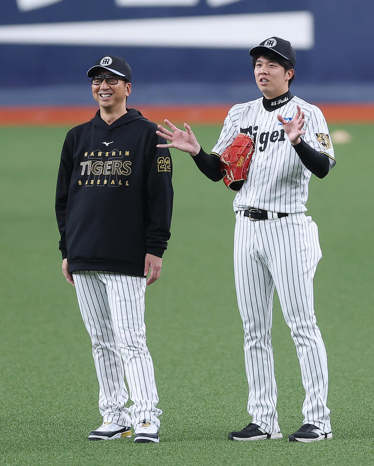 阪神対DeNA　試合前練習で言葉を交わす阪神藤川監督（左）と才木（撮影・前田充）