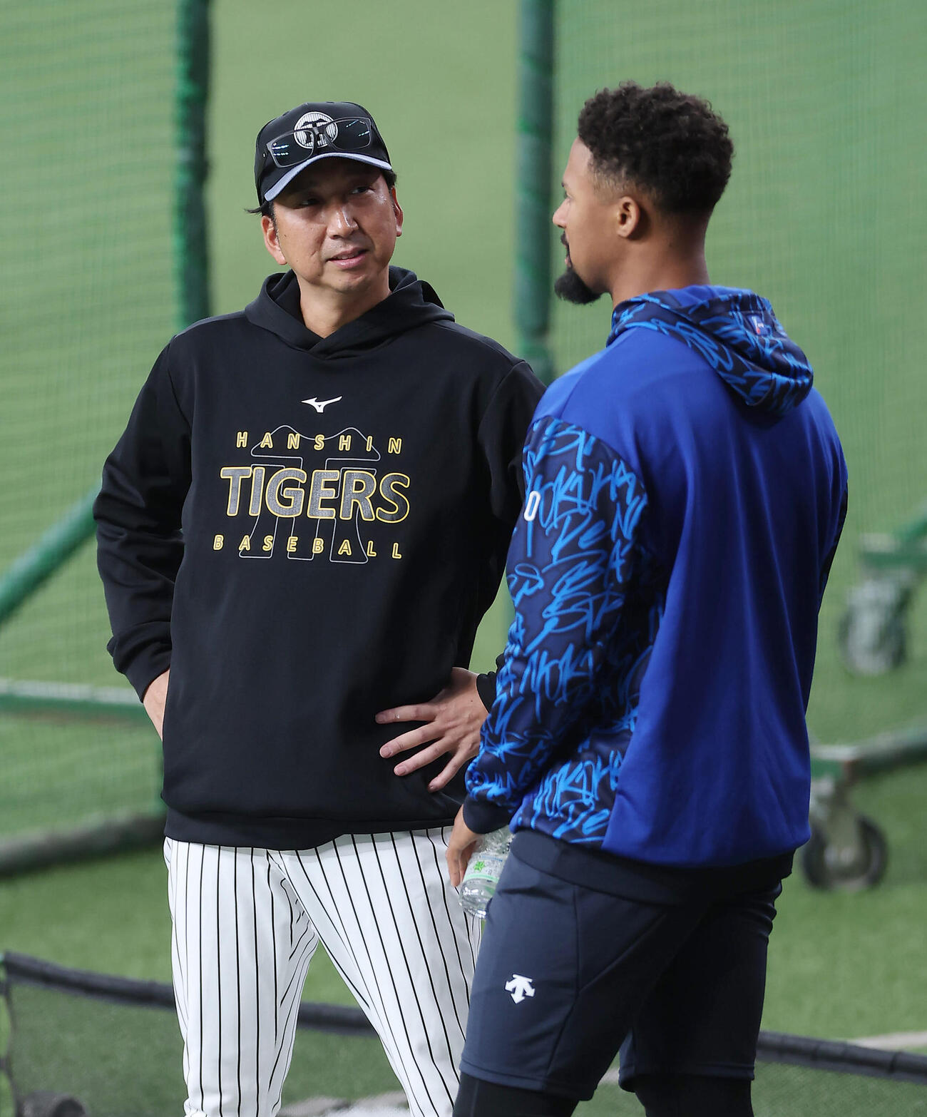 試合前練習で言葉を交わす阪神藤川監督（左）とDeNAデュプランティエ（撮影・前田充）