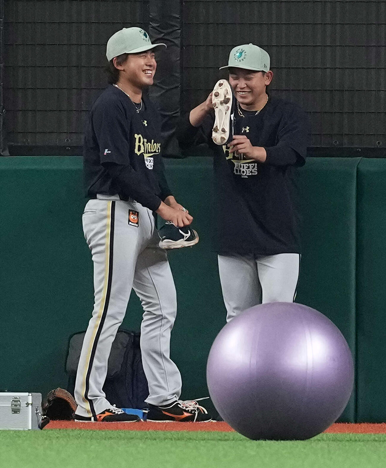 西武対オリックス　外野で笑顔を見せるオリックス東松（右）と宮城（撮影・たえ見朱実）