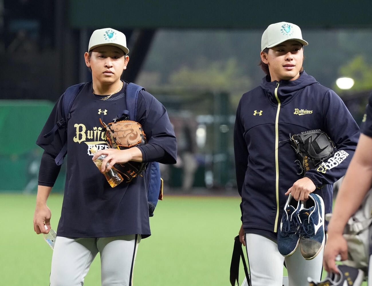 西武対オリックス　練習を終えベンチに下がるオリックス宮城大弥。右は東松（撮影・たえ見朱実）