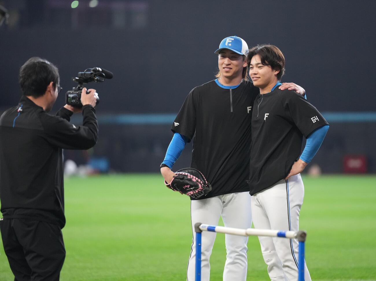 日本ハム対ロッテ　記念撮影する日本ハム細野（左）と田宮（撮影・井上学）