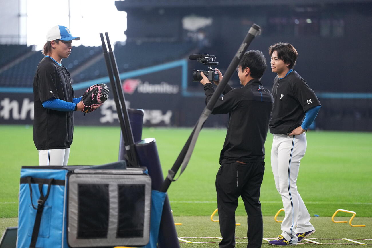 日本ハム対ロッテ　試合前の練習に臨む日本ハム細野（左）（撮影・井上学）