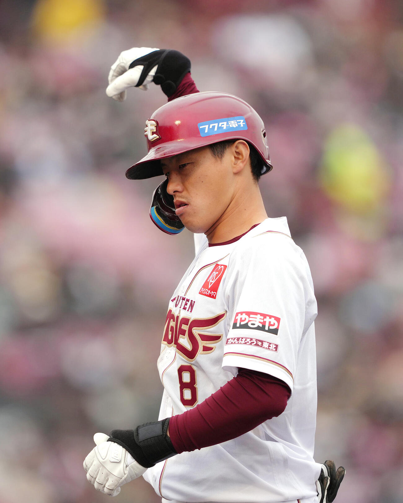 楽天対ソフトバンク　4回裏楽天1死、左前打を放ちベンチにポーズする辰己（撮影・足立雅史）