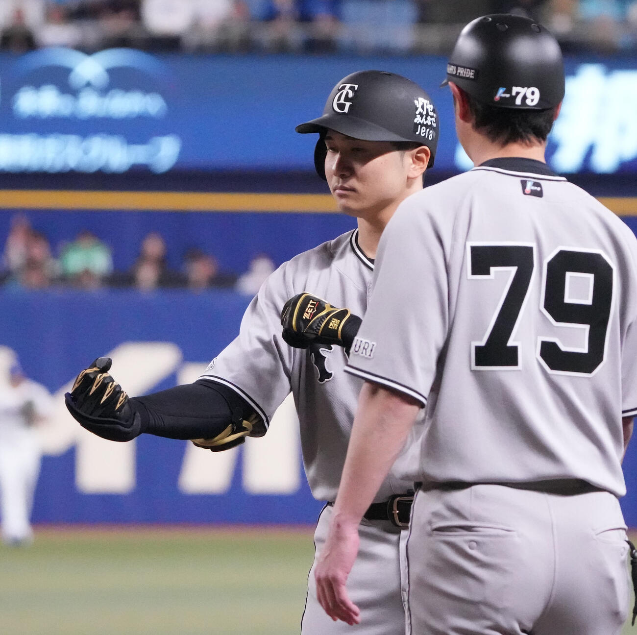 中日対巨人　1回表巨人無死一、二塁、泉口（左）は中前適時打を放ちガッツポーズをする（撮影・森本幸一）