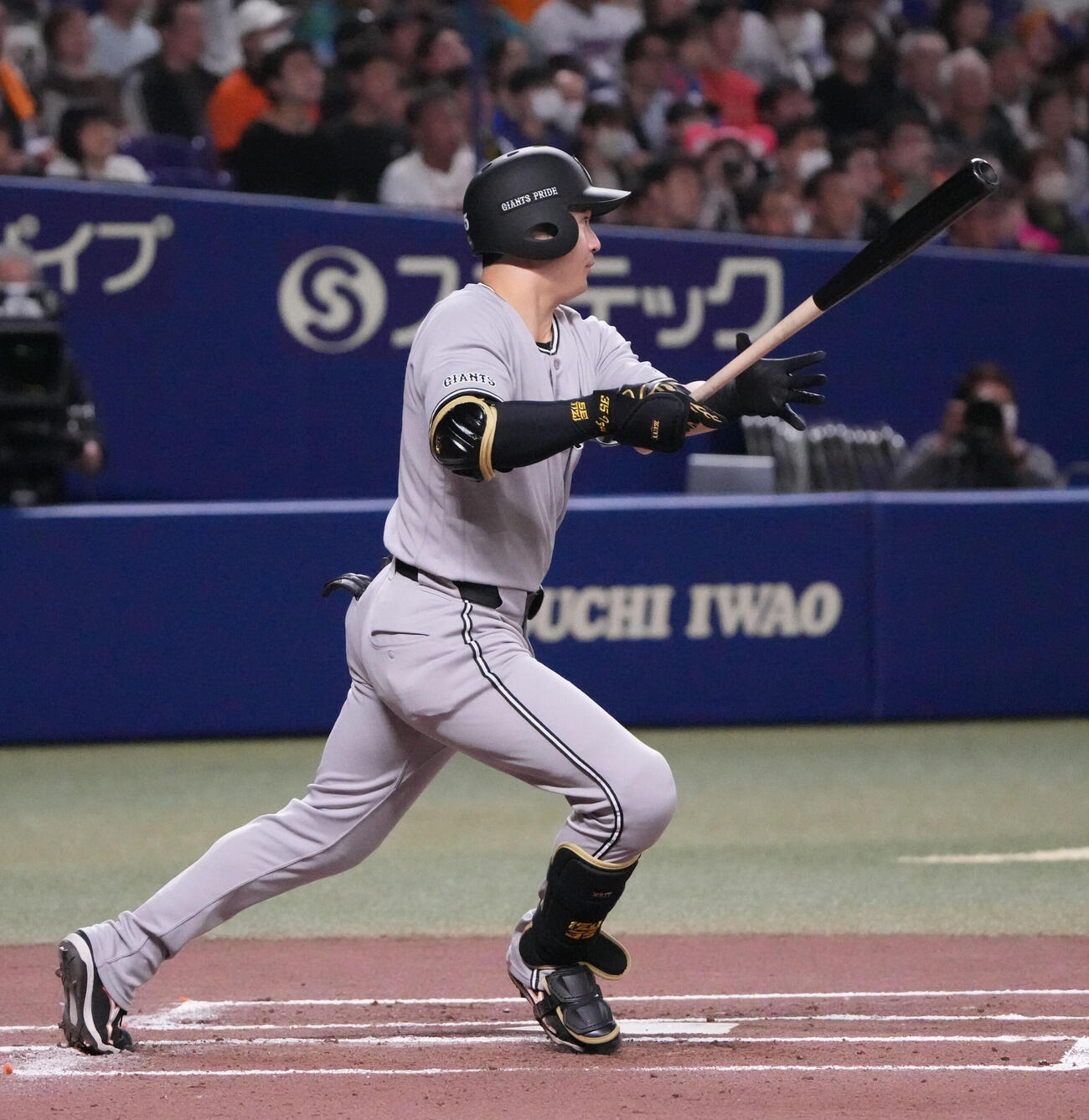 中日対巨人　1回表巨人無死一、二塁、中前適時打を放つ泉口（撮影・森本幸一）
