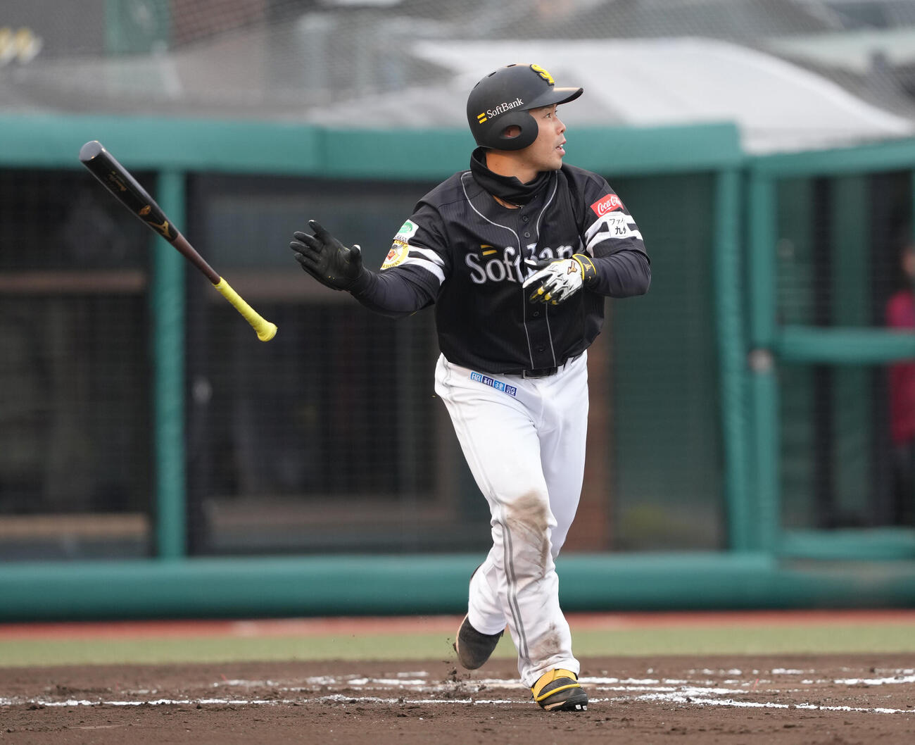楽天対ソフトバンク　6回表ソフトバンク2死一塁、近藤は左越え2点本塁打を放つ（撮影・足立雅史）