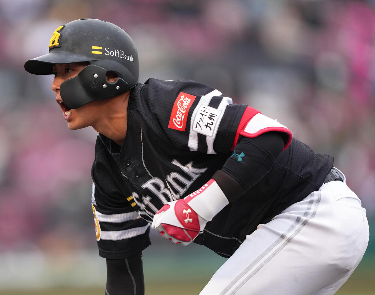 楽天対ソフトバンク　6回表ソフトバンク1死二、三塁、今宮は右前2点適時打を放ち雄たけびを上げる（撮影・足立雅史）