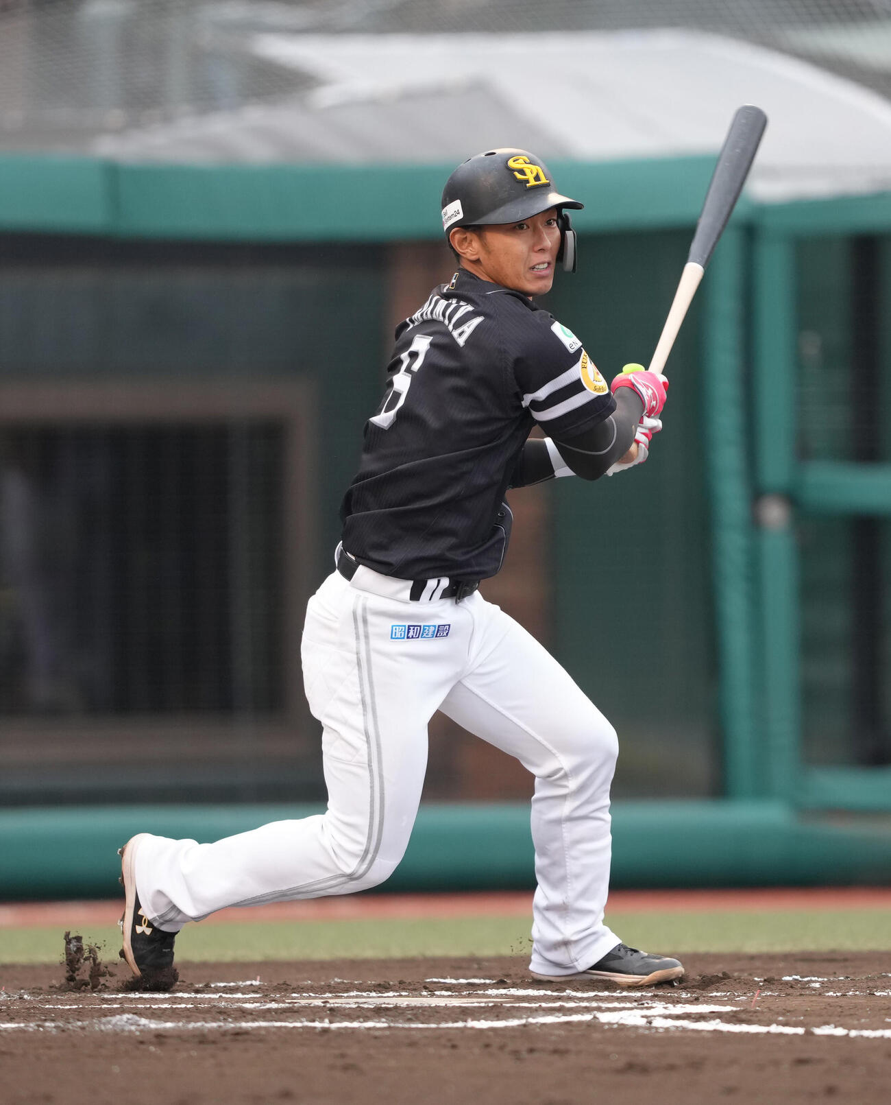 楽天対ソフトバンク　6回表ソフトバンク1死二、三塁、今宮は右前2点適時打を放つ（撮影・足立雅史）