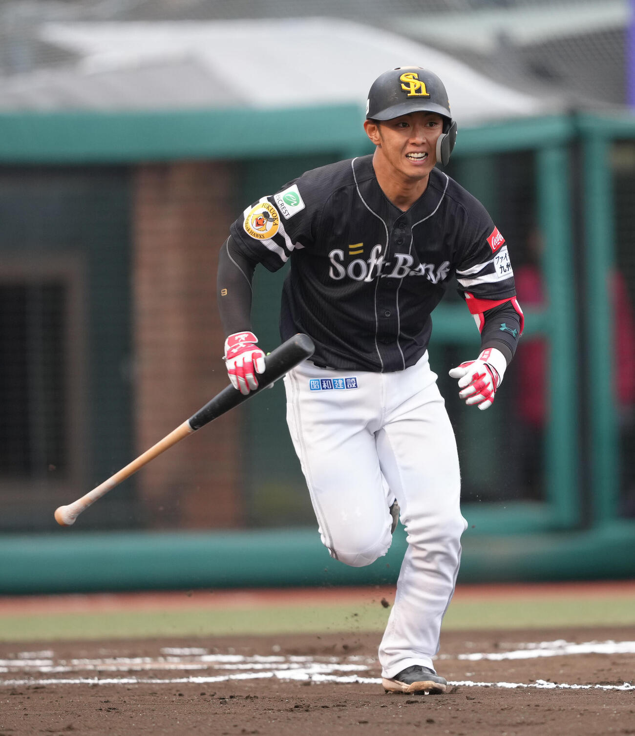 楽天対ソフトバンク　6回表ソフトバンク1死二、三塁、今宮は右前2点適時打を放つ（撮影・足立雅史）