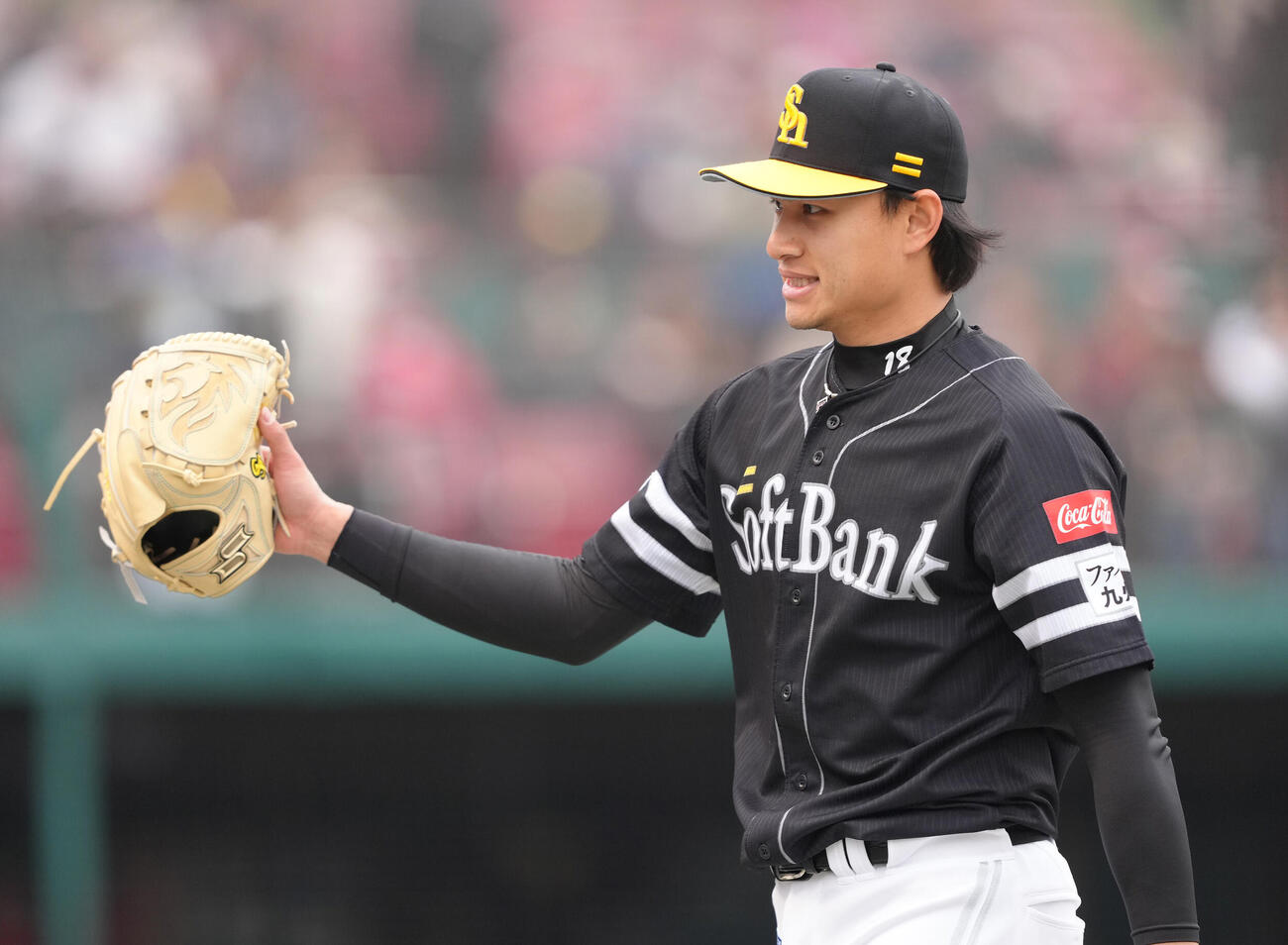 楽天対ソフトバンク　2回裏楽天の攻撃を3者凡退に抑えタッチを交わすソフトバンク徐若熙（撮影・足立雅史）