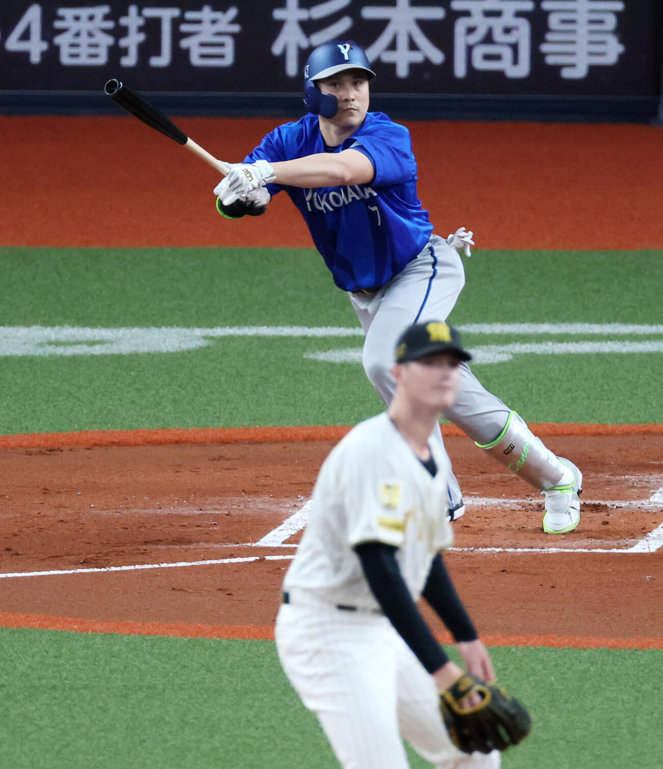阪神対DeNA 1回表DeNA無死満塁、佐野は中前2点適時打を放つ。投手ルーカス（撮影・加藤哉）