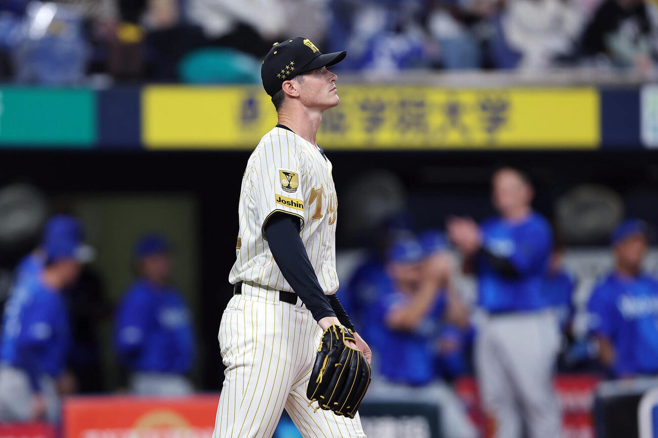 阪神対DeNA 1回表DeNA無死満塁、佐野に2点適時打を許したルーカス（撮影・前田充）