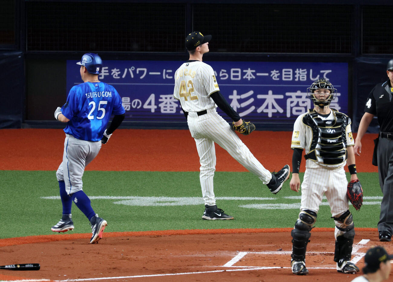 阪神対DeNA 1回表DeNA無死満塁、ルーカスは佐野に中前2点適時打を打たれ追加点を与える（撮影・加藤哉）