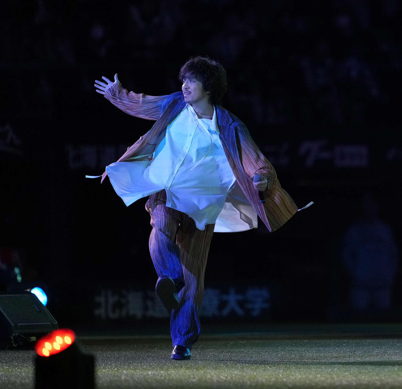日本ハム対ロッテ　パフォーマンスする三浦大知（撮影・井上学）