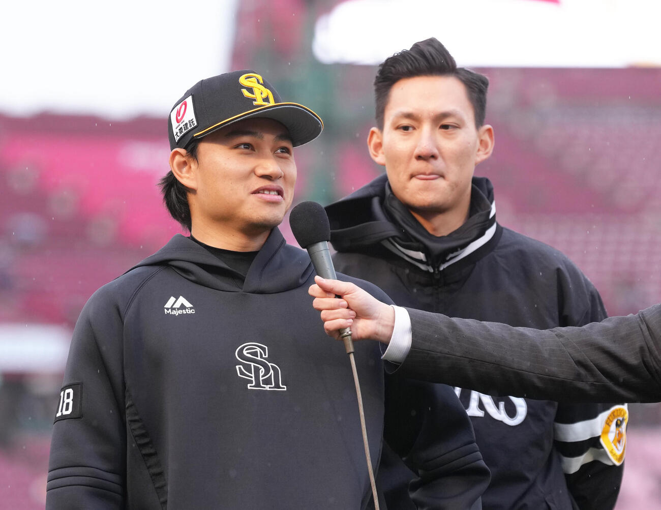 楽天対ソフトバンク　来日初登板初勝利を挙げヒーローインタビューに臨むソフトバンク徐若熙（左）（撮影・足立雅史）
