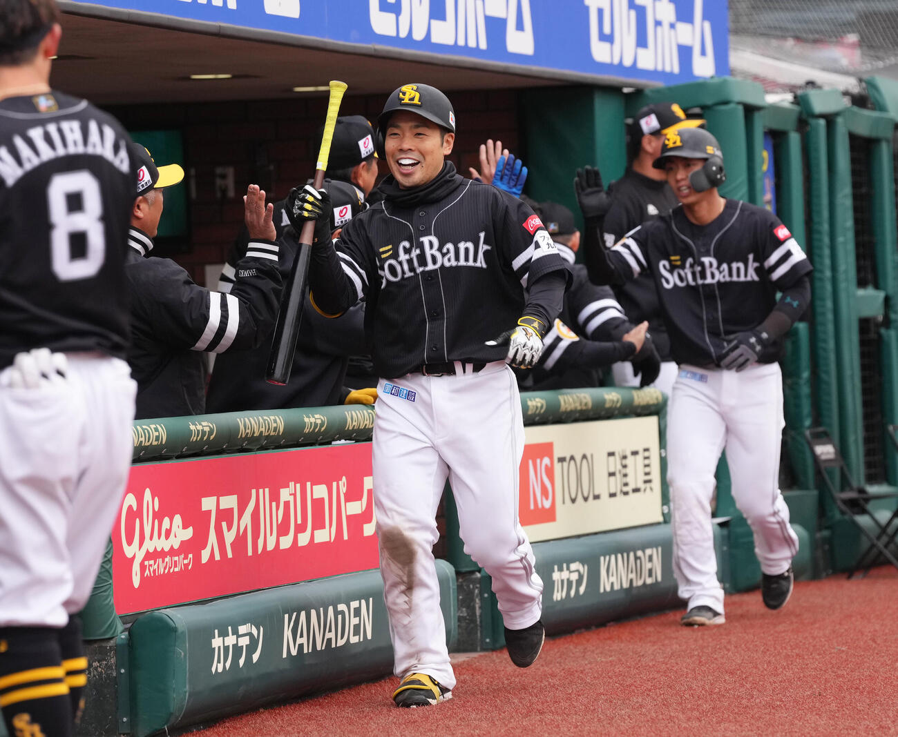 楽天対ソフトバンク　6回表ソフトバンク2死一塁、近藤は左越え2点本塁打を放ちタッチを交わす（撮影・足立雅史）