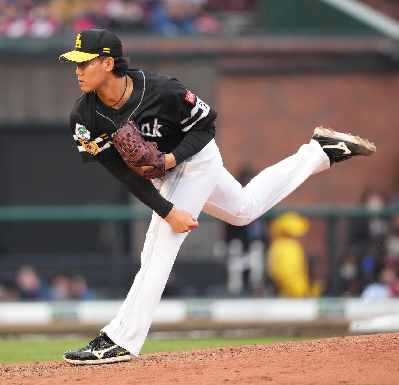楽天対ソフトバンク　9回から登板したソフトバンク稲川（撮影・足立雅史）