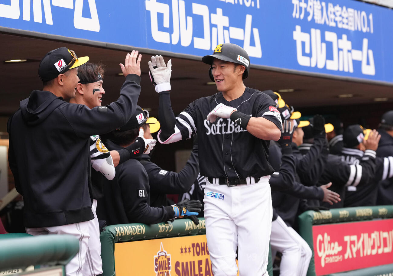 楽天対ソフトバンク　3回表ソフトバンク1死一塁、柳田は右越え2点本塁打を放ちタッチを交わす（撮影・足立雅史）
