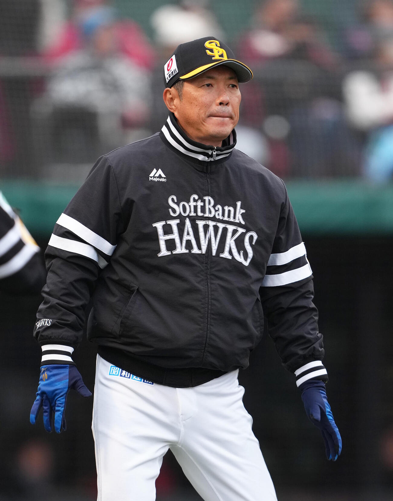 楽天対ソフトバンク　選手交代を告げるソフトバンク小久保監督（撮影・足立雅史）