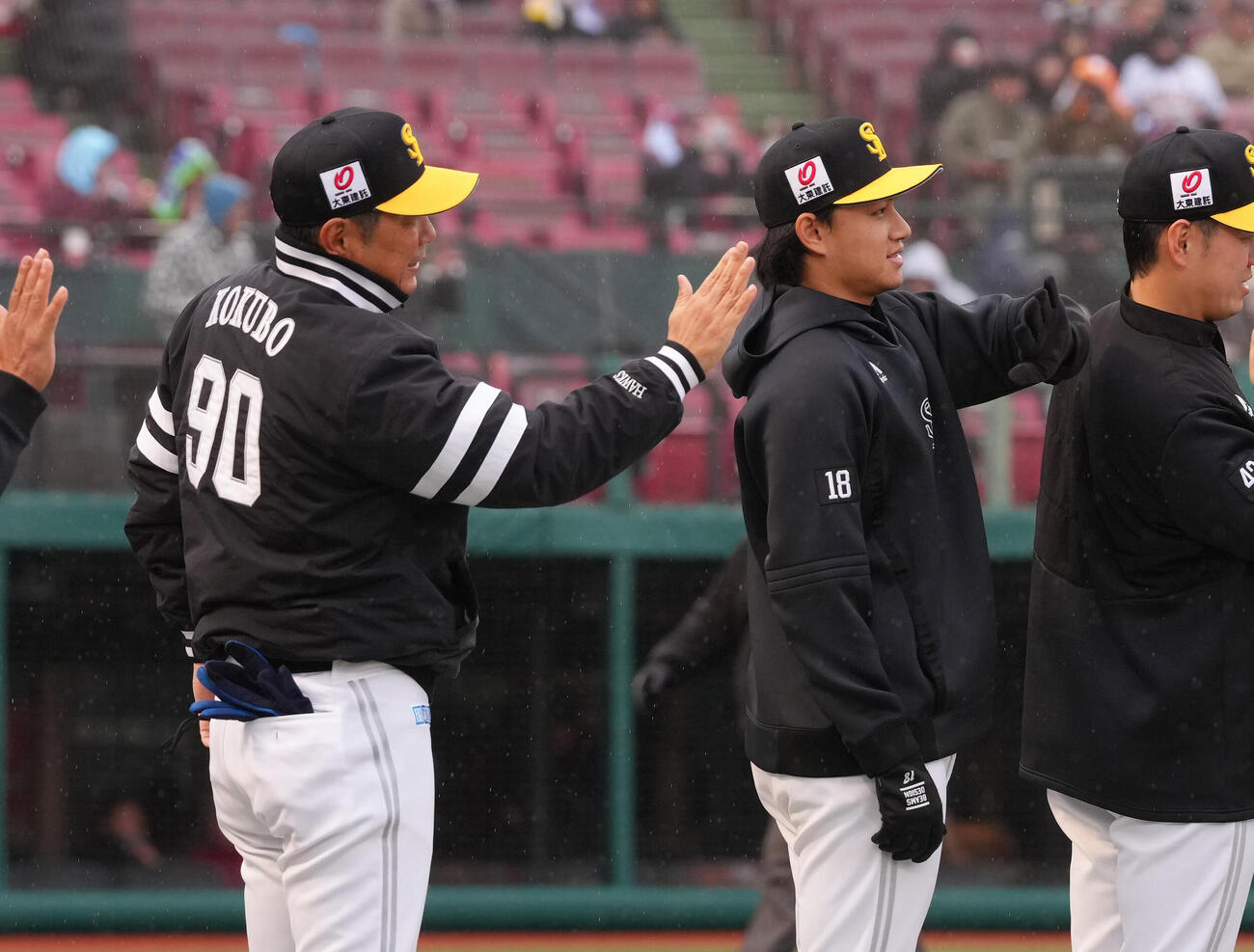 楽天対ソフトバンク　来日初登板初勝利を挙げたソフトバンク徐若熙（右）は小久保監督らとナインらをタッチで迎える（撮影・足立雅史）