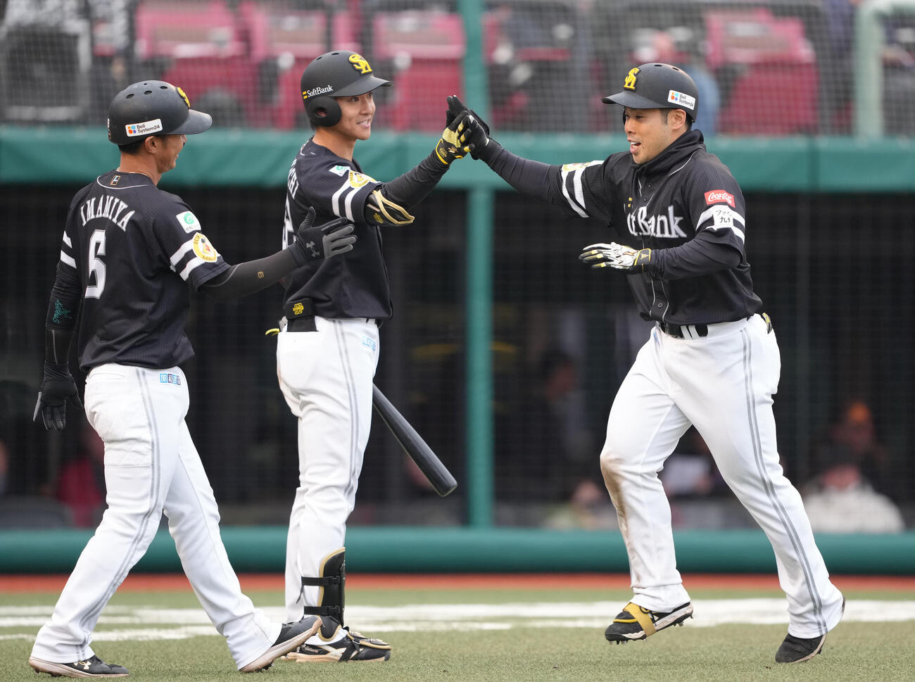 楽天対ソフトバンク　6回表ソフトバンク2死一塁、近藤（右）は左越え2点本塁打を放ちタッチを交わす（撮影・足立雅史）