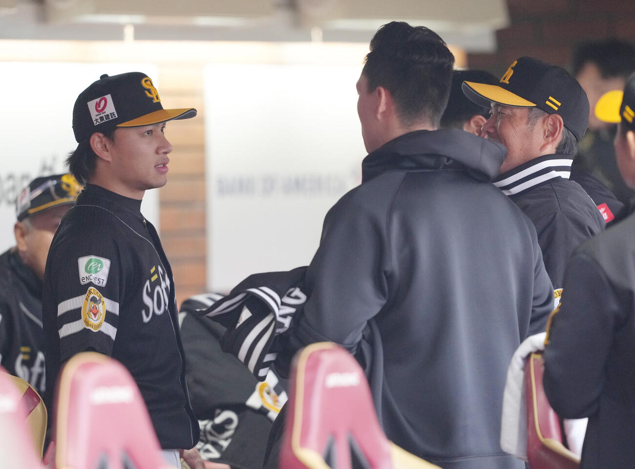 楽天対ソフトバンク　6回無失点でベンチに戻ったソフトバンク徐若熙（左）は小久保監督（右）に笑顔で話しかけられる（撮影・足立雅史）