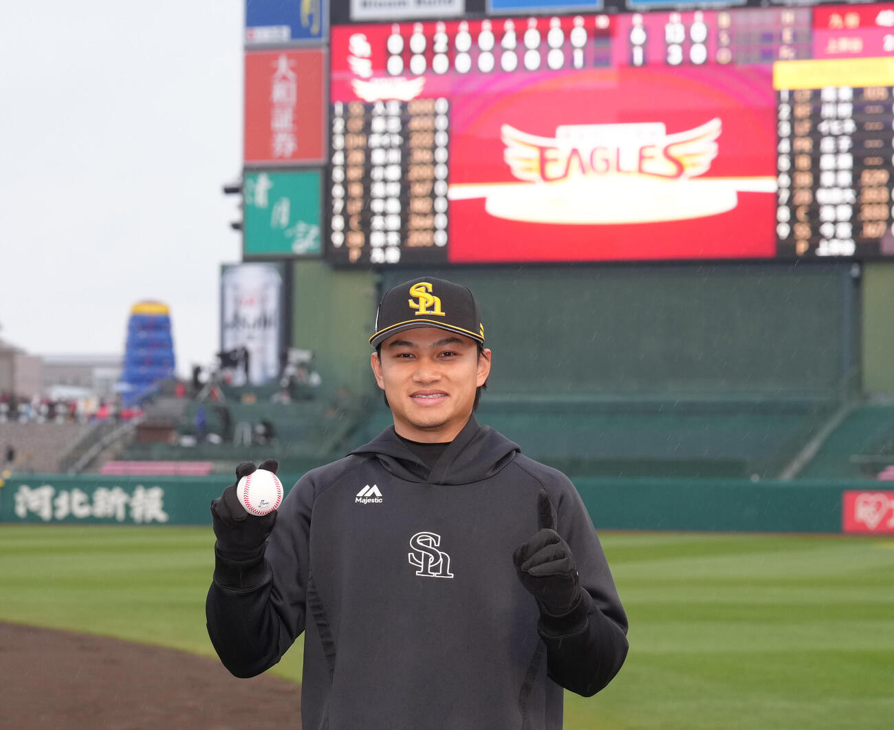 楽天対ソフトバンク　来日初登板初勝利を挙げたソフトバンク徐若熙（撮影・足立雅史）