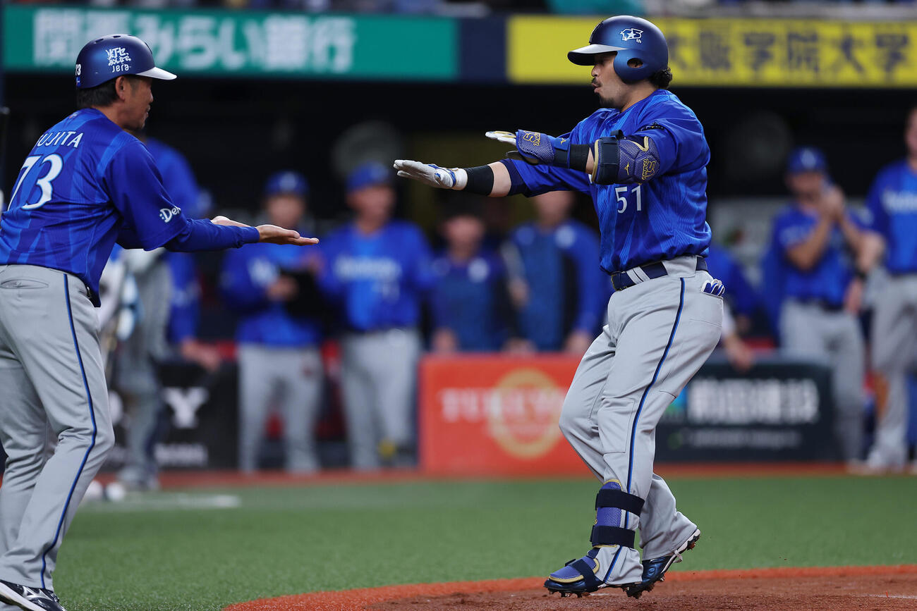 阪神対DeNA 3回表DeNA2死、本塁打を放ち生還する宮崎（右）（撮影・前田充）