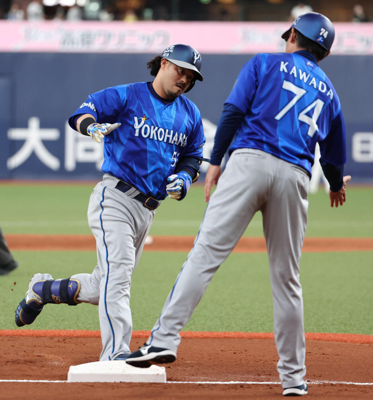 阪神対DeNA 3回表DeNA2死、宮崎は本塁打を放ち三塁を回る（撮影・西尾就之）